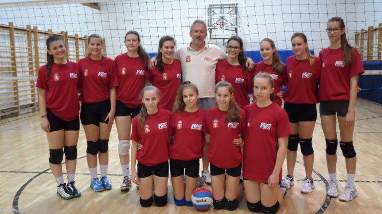 KESI serdülő női röplabdacsapat egy része Szappanos Tibor edzővel