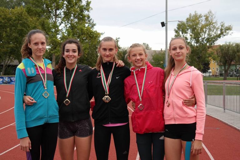 A képen az érmeket szerző lányok: Hartmann Nikolett, Kiszel Zsófi, Szűcs Szabina, Barna Patrícia, Rádi Dóra